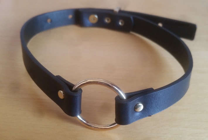 The black faux leather Maze collar on my desk.