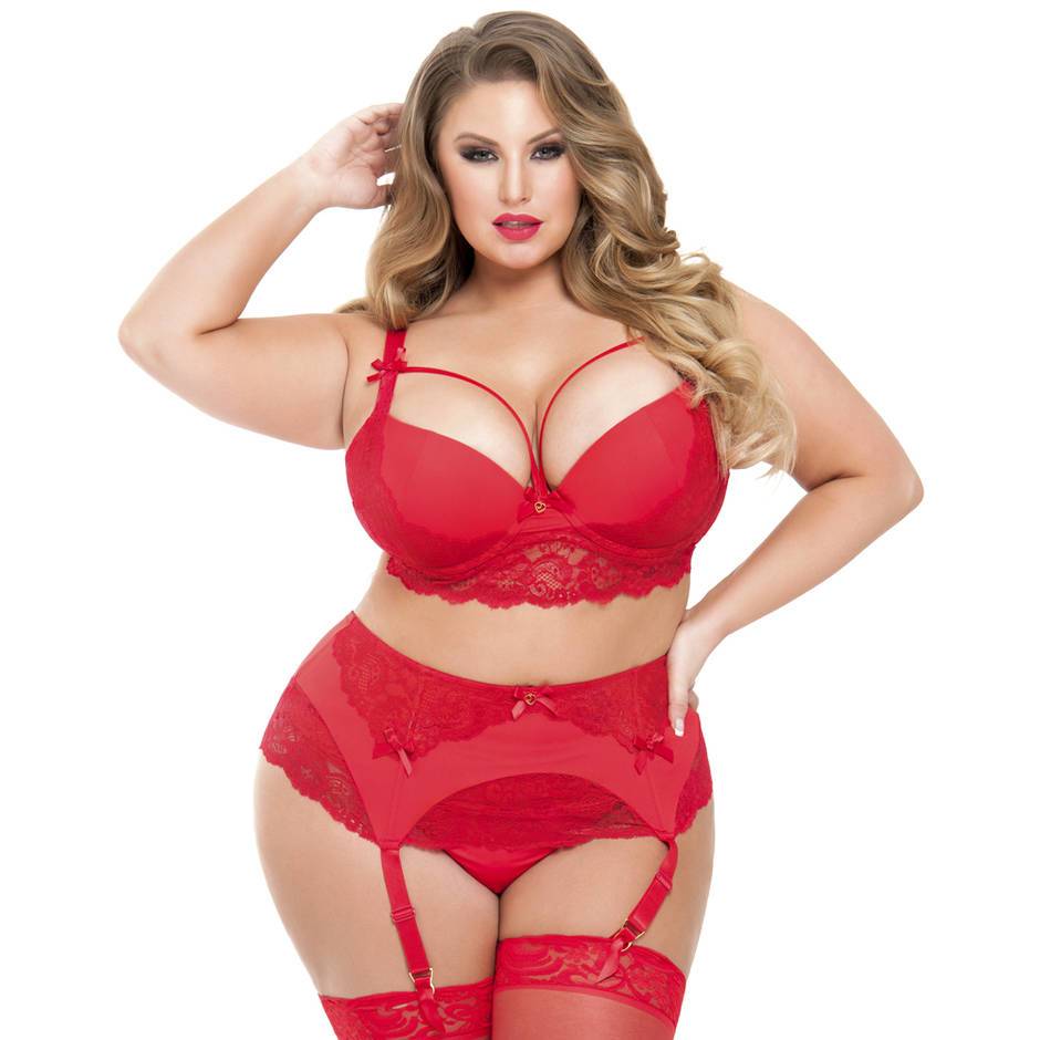 A pretty curvy woman in the Belle Amour plus-size lingerie bra set from Lovehoney