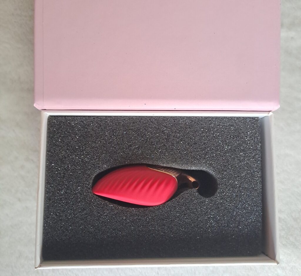 Tu Mando Leaf in black foam packaging in a pink box