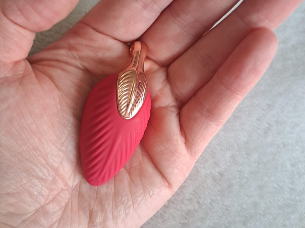 Tu Mando Leaf in the palm of a woman's hand to show how small it is
