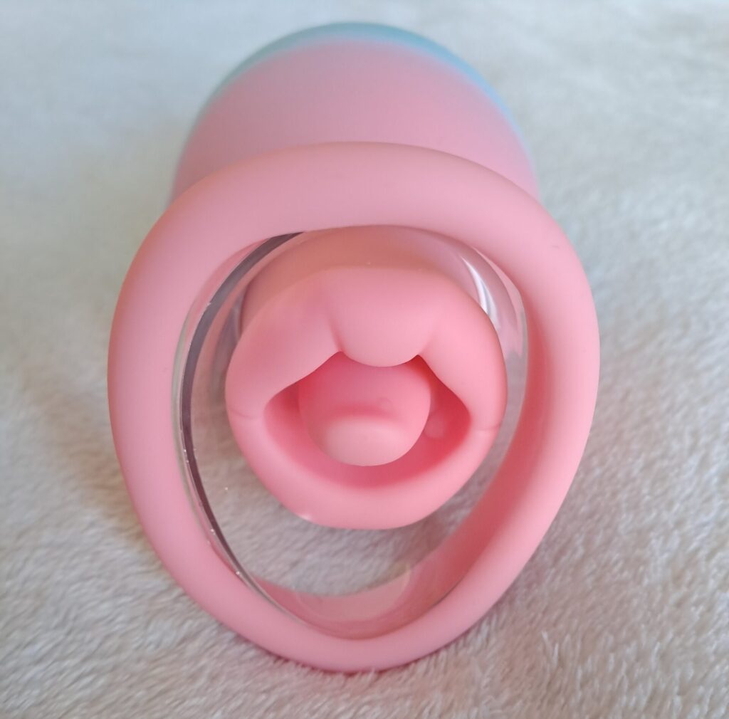 Funzze Suck & Kiss Vibrating Pussy Pump close-up on the tongue and mouth